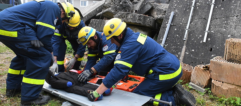 Im Trümmergelände des THW Ausbildungszentrum Neuhausen fanden die Einheiten des THW Gunzenhausen und Schwabmünchen ideale Übungsbedingungen vor. Trümmerkegel, eingestürzte Häuser und viel Rauch forderten die Helfer und Helferinnen.